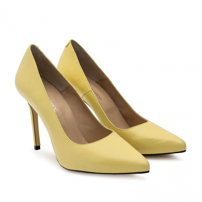 Yellow hot sale pointed shoes